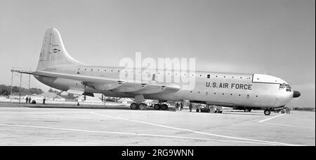 United States Air Force – Consolidated XC-99 43-52436. Erster Flug am 23. November 1947. Flog von San Antonio, Texas, über Bermuda und die Azoren nach Frankfurt, Deutschland, auf einem Jungfernflug und erster Halt außerhalb der USA am 12. August 1953, zurück am 19. August 1953.nach Pensionierung aufgrund von Metallermüdung, Der XC-99 wurde auf dem Luftwaffenstützpunkt Kelly bei San Antonio, Texas, öffentlich ausgestellt. Schließlich verschlechterte sich das Flugzeug und wurde 1993 dem USAF Museum in Wright-Patterson AFB, Dayton, Ohio gespendet. Die Demontage des Flugzeugs begann im April 2004 in Kelly Field. Beim Summ Stockfoto