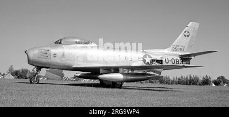 United States Air Force - Nordamerika F-86F-30-NA Sabre 52-5083 (msn 191-779 , Buzz Nummer FU-083) des Air Training Command vom Luftwaffenstützpunkt Nellis. 6. Juli 1961: Entzogene Gebühr.November 1961: Übertragung an die portugiesische Autonomiebehörde als 5364,52 ESQ (501 FG).Juni 1961: 51 ESQ (501 FG).3. November 1978: Entzogene Gebühr.in Palhais ab gerettet Stockfoto