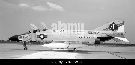 US Navy - McDonnell Douglas F-4J Phantom 155847 (Einheitencode 'AE', Rufzeichen '110') von VF-41, auf der USS Roosevelt. VF-41 AS AE-110,1976: VF-103 AS AC-207. Aktualisiert auf F-4S. Februar 1991: Außer Betrieb genommen an Marine Corps Air Station Cherry Point, NC. Umgewandelt in QF-4S Drohne.22. Oktober 2003: Abgeschrieben bei einem Bodenunfall. Das Wrack wurde auf San Nicholas Island, CA, abgeladen. Stockfoto