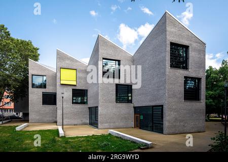 mensa und Studiogebäude des Schulcampus Bildungslandschaft Altstadt Nord (BAN) in der Nähe des Klingelpuetz Parks, Architekt Gernot Schulz, Köln, Ge Stockfoto