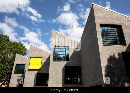 mensa und Studiogebäude des Schulcampus Bildungslandschaft Altstadt Nord (BAN) in der Nähe des Klingelpuetz Parks, Architekt Gernot Schulz, Köln, Ge Stockfoto