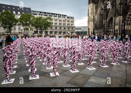 Mit der Installation "zerschmetterte Seelen... Der Künstler Dennis Josef Meseg macht auf die Fälle von Misshandlungen in der katholischen Kirche aufmerksam. Stockfoto