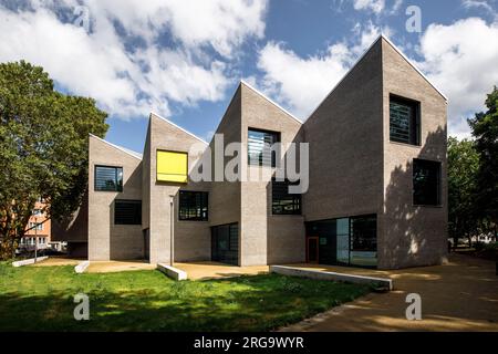 mensa und Studiogebäude des Schulcampus Bildungslandschaft Altstadt Nord (BAN) in der Nähe des Klingelpuetz Parks, Architekt Gernot Schulz, Köln, Ge Stockfoto