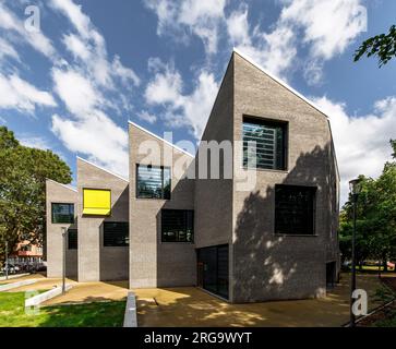 mensa und Studiogebäude des Schulcampus Bildungslandschaft Altstadt Nord (BAN) in der Nähe des Klingelpuetz Parks, Architekt Gernot Schulz, Köln, Ge Stockfoto