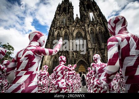 Mit der Installation "zerschmetterte Seelen... Der Künstler Dennis Josef Meseg macht auf die Fälle von Misshandlungen in der katholischen Kirche aufmerksam. Stockfoto