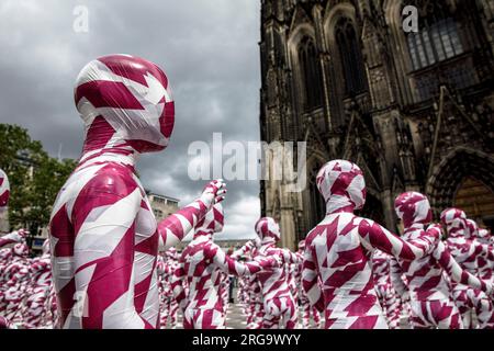 Mit der Installation "zerschmetterte Seelen... Der Künstler Dennis Josef Meseg macht auf die Fälle von Misshandlungen in der katholischen Kirche aufmerksam. Stockfoto