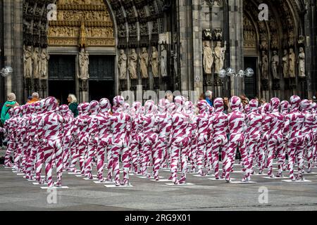 Mit der Installation "zerschmetterte Seelen... Der Künstler Dennis Josef Meseg macht auf die Fälle von Misshandlungen in der katholischen Kirche aufmerksam. Stockfoto