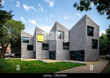 mensa und Studiogebäude des Schulcampus Bildungslandschaft Altstadt Nord (BAN) in der Nähe des Klingelpuetz Parks, Architekt Gernot Schulz, Köln, Ge Stockfoto