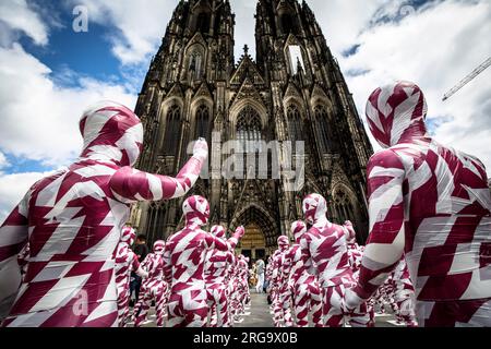 Mit der Installation "zerschmetterte Seelen... Der Künstler Dennis Josef Meseg macht auf die Fälle von Misshandlungen in der katholischen Kirche aufmerksam. Stockfoto