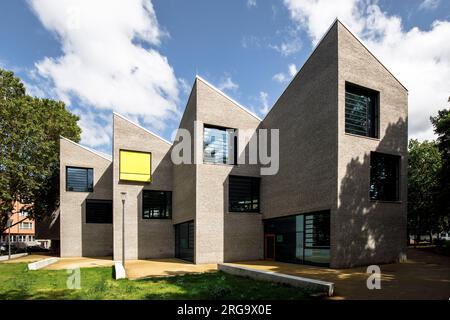 mensa und Studiogebäude des Schulcampus Bildungslandschaft Altstadt Nord (BAN) in der Nähe des Klingelpuetz Parks, Architekt Gernot Schulz, Köln, Ge Stockfoto