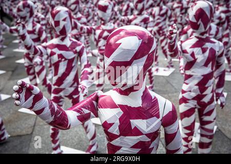 Mit der Installation "zerschmetterte Seelen... Der Künstler Dennis Josef Meseg macht auf die Fälle von Misshandlungen in der katholischen Kirche aufmerksam. Stockfoto