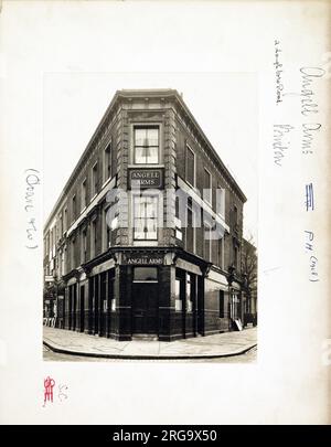 Foto von Angell Arms, Brixton, London. Die Hauptseite des Aufdrucks (hier abgebildet) zeigt: Gesicht auf den Pub. Auf der Rückseite des Aufdrucks (auf Anfrage erhältlich) finden Sie Angaben zu Handelsdatensatz 1934. 1962 für die Angell Arms, Brixton, London SW9 7HH. Seit Juli 2018 . Jetzt in privaten Haushalten Stockfoto