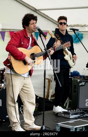 Sänger/Gitarrist bei Art in the Park, Leamington Spa, Warwickshire, England, Großbritannien Stockfoto