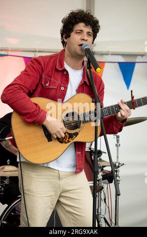 Sänger/Gitarrist bei Art in the Park, Leamington Spa, Warwickshire, England, Großbritannien Stockfoto