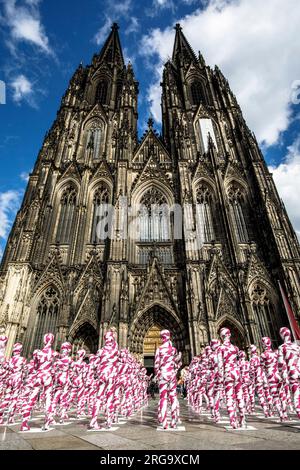 Mit der Installation "zerschmetterte Seelen... Der Künstler Dennis Josef Meseg macht auf die Fälle von Misshandlungen in der katholischen Kirche aufmerksam. Stockfoto