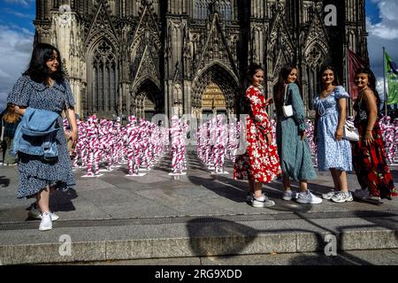 Mit der Installation "zerschmetterte Seelen... Der Künstler Dennis Josef Meseg macht auf die Fälle von Misshandlungen in der katholischen Kirche aufmerksam. Stockfoto