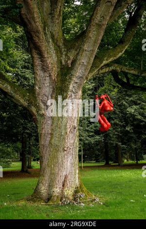 Schloss Stammheim im Stadtteil Stammheim, öffentliches Grüngelände, in dem moderne Kunst ausgestellt wird, Köln. "Emily" von Steff Adams. Stockfoto