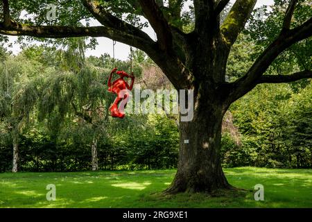 Schloss Stammheim im Stadtteil Stammheim, öffentliches Grüngelände, in dem moderne Kunst ausgestellt wird, Köln. "Emily" von Steff Adams. Stockfoto