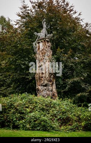 Schloss Stammheim im Stadtteil Stammheim, öffentliches Grüngelände, in dem moderne Kunst ausgestellt wird, Köln. „Lebens-Baum“ bei Forest, Stockfoto