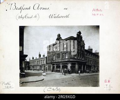 Foto von Bedford Arms, Walworth, London. Die Hauptseite des Aufdrucks (hier abgebildet) zeigt: Ecke auf der Ansicht des Pubs. Auf der Rückseite des Drucks (auf Anfrage erhältlich) ist Folgendes angegeben: Handelsdatensatz 1913 . 1951 für die Bedford Arms, Walworth, London SE17 2FS. Seit Juli 2018 . Jetzt abgerissen Stockfoto