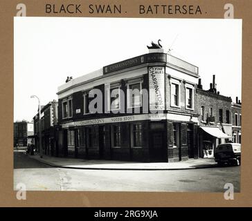 Foto von Black Swan PH, Battersea, London. Die Hauptseite des Aufdrucks (hier abgebildet) zeigt: Ecke auf der Ansicht des Pubs. Auf der Rückseite des Aufdrucks (auf Anfrage erhältlich) finden Sie einen Lichtbildausweis für den Black Swan, Battersea, London SW11 2UG. Seit Juli 2018 . Abgerissen Stockfoto