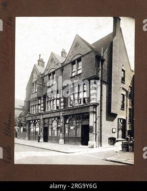 Foto von Castle PH, Eltham (Alt), Greater London. Die Hauptseite des Aufdrucks (hier abgebildet) zeigt: Die rechte Seite des Pubs. Auf der Rückseite des Aufdrucks (auf Anfrage erhältlich) ist Folgendes angegeben: Trading Record 1913 . 1931 für das Schloss, Eltham (Alt), Greater London SE9 1BW. Seit Juli 2018 . Abgerissen und neuer Pub gebaut Stockfoto