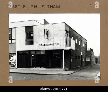 Foto von Castle PH, Eltham (Neu), Greater London. Die Hauptseite des Aufdrucks (hier abgebildet) zeigt: Die rechte Seite des Pubs. Auf der Rückseite des Aufdrucks (auf Anfrage erhältlich) ist Folgendes angegeben: Trading Record 1958 . 1963 für das Schloss, Eltham (Neu), Greater London SE9 1BJ. Seit Juli 2018 . Jetzt ein KFC Stockfoto