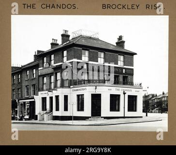 Foto von Chandos PH, Forest Hill, London. Die Hauptseite des Aufdrucks (hier abgebildet) zeigt: Ecke auf der Ansicht des Pubs. Die Rückseite des Aufdrucks (auf Anfrage erhältlich) Details: Nichts für The Chandos, Forest Hill, London SE23 1LN. Seit Juli 2018 . Frontier Pubs (Enterprise Inns) Stockfoto