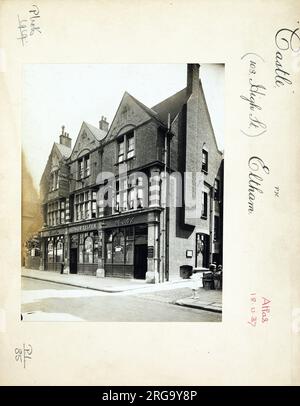 Foto von Castle PH, Eltham (Alt), Greater London. Die Hauptseite des Aufdrucks (hier abgebildet) zeigt: Die rechte Seite des Pubs. Auf der Rückseite des Aufdrucks (auf Anfrage erhältlich) ist Folgendes angegeben: Trading Record 1959 . 1961 für das Schloss, Eltham (Alt), Greater London SE9 1BW. Seit Juli 2018 . Abgerissen und neuer Pub gebaut Stockfoto