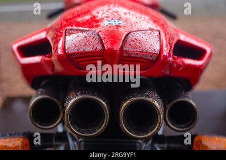 Die hinteren Bremsleuchten und der Auspuffbereich eines roten MV Augusta Italian Sportmotorrads Stockfoto