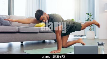 Yoga, Ruhe und ein Mann, der Meditation von einem Laptop aus durchführt, um sich zu entspannen, Sport zu treiben und Achtsamkeit zu zeigen. Morgen, Fitness und ein Mann, der sich beim Zuhören dehnt Stockfoto