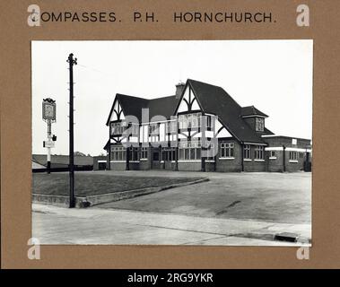 Foto: Compasses PH, Hornchurch, Essex. Die Hauptseite des Aufdrucks (hier abgebildet) zeigt: Die rechte Seite des Pubs. Auf der Rückseite des Aufdrucks (auf Anfrage erhältlich) finden Sie Details: Nichts für die Compasses, Hornchurch, Essex RM12 4XS. Seit Juli 2018 . Erbaut 1935 . Die Lizenz wurde von Romford bis hierher entfernt. Erntemaschine (Mitchells & Butler) Stockfoto