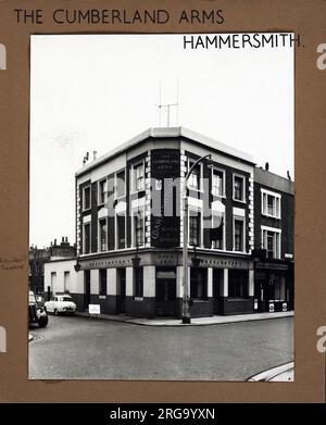 Foto von Cumberland Arms, Hammersmith, London. Die Hauptseite des Aufdrucks (hier abgebildet) zeigt: Ecke auf der Ansicht des Pubs. Auf der Rückseite des Aufdrucks (auf Anfrage erhältlich) finden Sie Details: Nichts für die Cumberland Arms, Hammersmith, London W14 8SZ. Seit Juli 2018 . Enterprise Inns Stockfoto