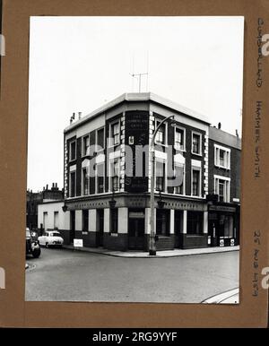 Foto von Cumberland Arms, Hammersmith, London. Die Hauptseite des Aufdrucks (hier abgebildet) zeigt: Ecke auf der Ansicht des Pubs. Auf der Rückseite des Aufdrucks (auf Anfrage erhältlich) finden Sie Details: Nichts für die Cumberland Arms, Hammersmith, London W14 8SZ. Seit Juli 2018 . Enterprise Inns Stockfoto