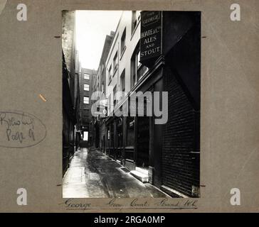 Foto von George PH, Adelphi, London. Die Hauptseite des Aufdrucks (hier abgebildet) zeigt: Die rechte Seite des Pubs. Auf der Rückseite des Aufdrucks (auf Anfrage erhältlich) finden Sie Details: Nichts für das George, Adelphi, London WC2N 6HH. Seit Juli 2018 . Umbenannt In Retro Bar (Stonegate Pub) Stockfoto