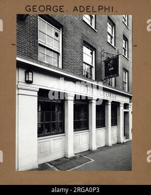 Foto von George PH, Adelphi, London. Die Hauptseite des Aufdrucks (hier abgebildet) zeigt: Linke Seite in der Ansicht des Pubs. Auf der Rückseite des Aufdrucks (auf Anfrage erhältlich) finden Sie Details: Nichts für das George, Adelphi, London WC2N 6HH. Seit Juli 2018 . Umbenannt In Retro Bar (Stonegate Pub) Stockfoto