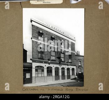 Foto von Gresham Tavern, Brixton, London. Die Hauptseite des Aufdrucks (hier abgebildet) zeigt: Linke Seite in der Ansicht des Pubs. Auf der Rückseite des Aufdrucks (auf Anfrage erhältlich) steht: Nichts für Gresham Tavern, Brixton, London SW9 7HT. Seit Juli 2018 . Jetzt in privaten Haushalten Stockfoto