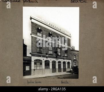 Foto von Gresham Tavern, Brixton, London. Die Hauptseite des Aufdrucks (hier abgebildet) zeigt: Linke Seite in der Ansicht des Pubs. Auf der Rückseite des Aufdrucks (auf Anfrage erhältlich) steht: Nichts für Gresham Tavern, Brixton, London SW9 7HT. Seit Juli 2018 . Jetzt in privaten Haushalten Stockfoto