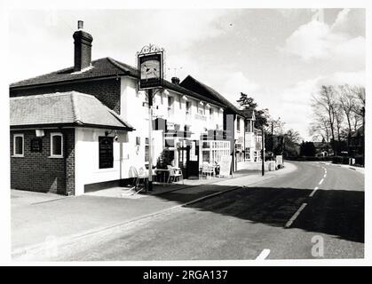 Foto: Greyhound PH, Charlwood, Sussex. Die Hauptseite des Aufdrucks (hier abgebildet) zeigt: Linke Seite in der Ansicht des Pubs. Auf der Rückseite des Aufdrucks (auf Anfrage erhältlich) steht: Nichts für den Greyhound, Charlwood, Sussex RH6 0BY. Seit Juli 2018 . Hungriges Pferd (Greene King) Stockfoto