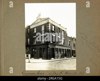 Foto von Grosvenor Arms, Westminster, London. Die Hauptseite des Aufdrucks (hier abgebildet) zeigt: Ecke auf der Ansicht des Pubs. Auf der Rückseite des Aufdrucks (auf Anfrage erhältlich) steht: Nichts für The Grosvenor Arms, Westminster, London SW1P 4ES. Seit Juli 2018 . Abgerissen Stockfoto