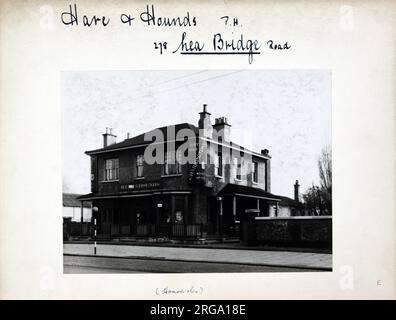 Foto: Hare & Hounds PH, Lea Bridge, London. Die Hauptseite des Aufdrucks (hier abgebildet) zeigt: Die rechte Seite des Pubs. Auf der Rückseite des Aufdrucks (auf Anfrage erhältlich) ist Folgendes angegeben: Trading Record 1938 . 1961 für Hare & Hounds, Lea Bridge, London E10 7LD. Seit Juli 2018 . Enterprise Inns Stockfoto