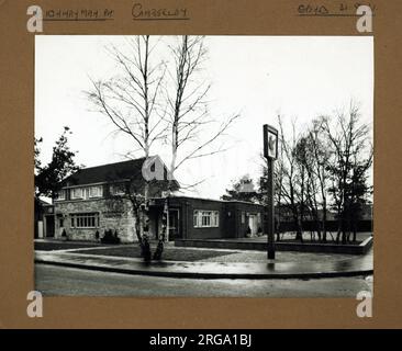 Foto von Highwayman PH, Camberley, Surrey. Die Hauptseite des Aufdrucks (hier abgebildet) zeigt: Ecke auf der Ansicht des Pubs. Auf der Rückseite des Aufdrucks (auf Anfrage erhältlich) finden Sie Details: Nichts für The Highwayman, Camberley, Surrey GU15 4HB. Seit Juli 2018 . Abgerissen Stockfoto