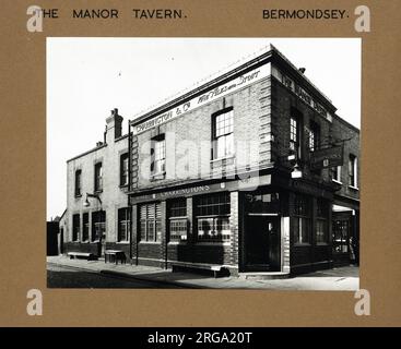 Foto von Manor Tavern, Bermondsey, London. Die Hauptseite des Aufdrucks (hier abgebildet) zeigt: Die rechte Seite des Pubs. Auf der Rückseite des Aufdrucks (auf Anfrage erhältlich) steht: Nichts für The Manor Tavern, Bermondsey, London SE16 3PB. Seit Juli 2018 . Abgerissen. Jetzt ein Nisa-Einheimischer in einem neuen Gebäude namens Francis Bacon Court Stockfoto