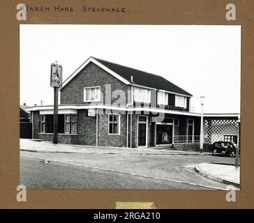 Foto: March Hare PH, Stevenage, Hertfordshire. Die Hauptseite des Aufdrucks (hier abgebildet) zeigt: Ecke auf der Ansicht des Pubs. Auf der Rückseite des Aufdrucks (auf Anfrage erhältlich) steht: Nichts für das March Hare, Stevenage, Hertfordshire SG2 9RF. Seit Juli 2018 . Enterprise Inns Stockfoto