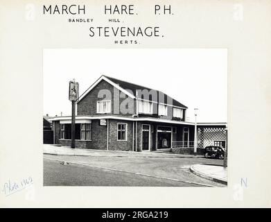 Foto: March Hare PH, Stevenage, Hertfordshire. Die Hauptseite des Aufdrucks (hier abgebildet) zeigt: Ecke auf der Ansicht des Pubs. Auf der Rückseite des Aufdrucks (auf Anfrage erhältlich) steht: Trading Record 1961 for the March Hare, Stevenage, Hertfordshire SG2 9RF. Seit Juli 2018 . Enterprise Inns Stockfoto