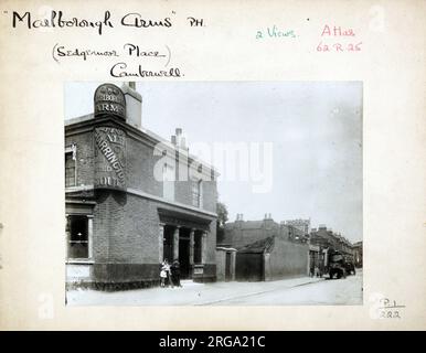 Foto von Marlborough Arms, Camberwell (Alt), London. Die Hauptseite des Aufdrucks (hier abgebildet) zeigt: Ecke auf der Ansicht des Pubs. Auf der Rückseite des Aufdrucks (auf Anfrage erhältlich) finden Sie Details: Nichts für die Marlborough Arms, Camberwell (Alt), London SE5 7SE. Seit Juli 2018 . Abgerissen für neue Kneipe Stockfoto