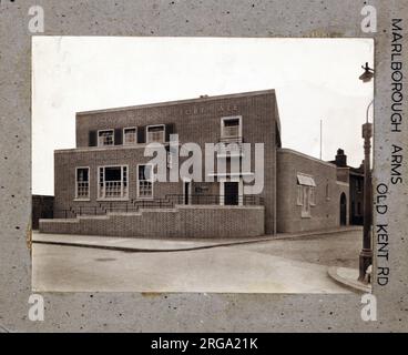 Foto: Marlborough Arms, Old Kent Road, London. Die Hauptseite des Aufdrucks (hier abgebildet) zeigt: Gesicht auf den Pub. Auf der Rückseite des Aufdrucks (auf Anfrage erhältlich) finden Sie Details: Nichts für die Marlborough Arms, Old Kent Road, London SE1 5JU. Seit Juli 2018 . Die Site ist jetzt ein Wohnblock Stockfoto