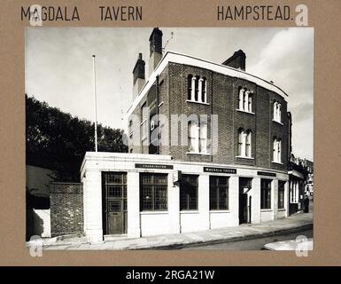 Foto von Magdala Tavern, Hampstead, London. Die Hauptseite des Aufdrucks (hier abgebildet) zeigt: Linke Seite in der Ansicht des Pubs. Die Rückseite des Aufdrucks (auf Anfrage erhältlich) Details: Nichts für die Magdala Tavern, Hampstead, London NW3 2SB. Seit Juli 2018 . Jetzt in privaten Haushalten Stockfoto