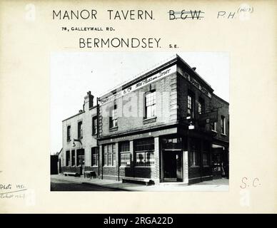 Foto von Manor Tavern, Bermondsey, London. Die Hauptseite des Aufdrucks (hier abgebildet) zeigt: Die rechte Seite des Pubs. Auf der Rückseite des Aufdrucks (auf Anfrage erhältlich) ist Folgendes angegeben: Trading Record 1947 . 1961 für die Manor Tavern, Bermondsey, London SE16 3PB. Seit Juli 2018 . Abgerissen. Jetzt ein Nisa-Einheimischer in einem neuen Gebäude namens Francis Bacon Court Stockfoto