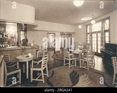 Foto: Marlborough Arms, Old Kent Road, London. Die Hauptseite des Aufdrucks (hier abgebildet) zeigt: Bar im Inneren des Pubs. Auf der Rückseite des Aufdrucks (auf Anfrage erhältlich) finden Sie Details: Nichts für die Marlborough Arms, Old Kent Road, London SE1 5JU. Seit Juli 2018 . Die Site ist jetzt ein Wohnblock Stockfoto